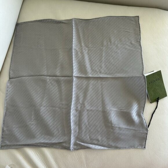 NWT GUCCI Men’s Handkerchief Silk 100% Authentic Logo GG 742200 Silver - Picture 1 of 6